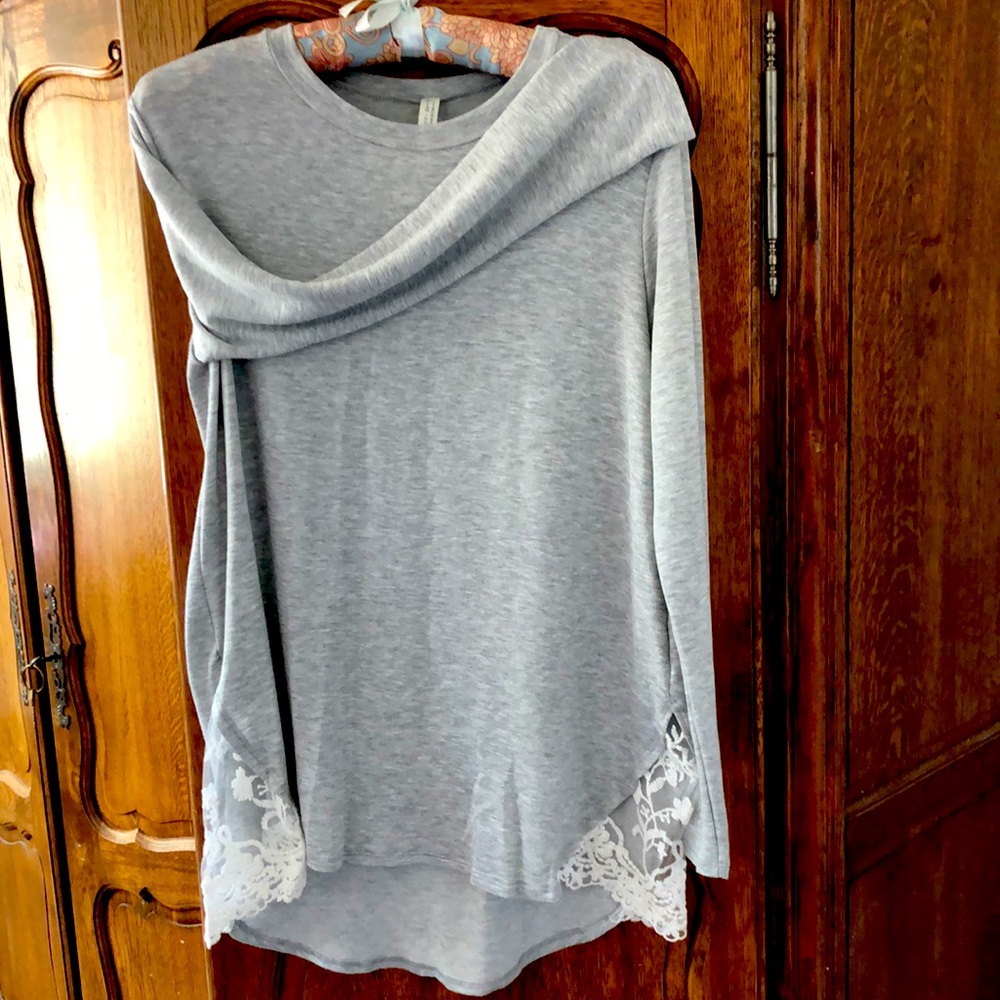 Light weight long sleeve top with lace accent sz L